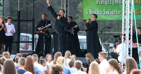 Uwielbienie poprowadzi zespół księży Jak Najbardziej, który już gościł na Powakacyjnych Dniach Wspólnoty.