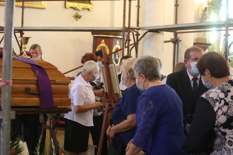 Ostatnie pożegnanie ks. kan. Władysława Urbańczyka w Rybarzowicach 