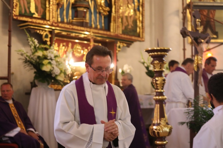 Ostatnie pożegnanie ks. kan. Władysława Urbańczyka w Rybarzowicach 