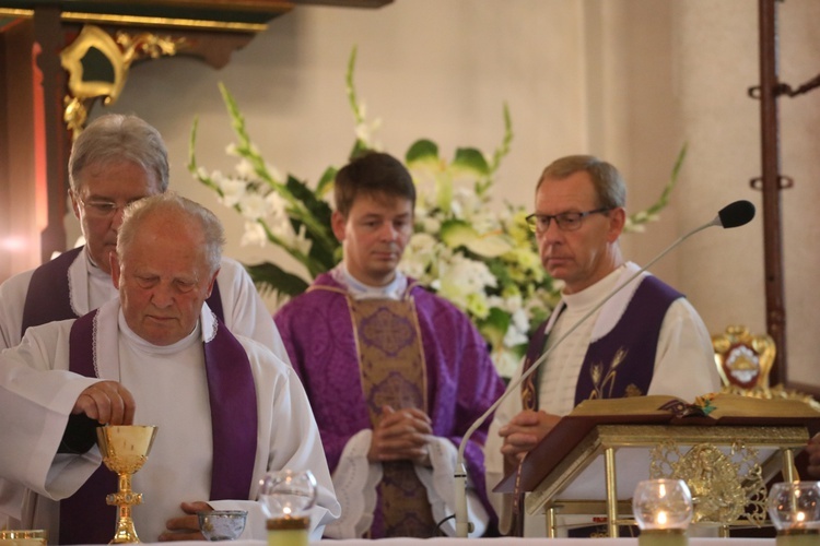 Ostatnie pożegnanie ks. kan. Władysława Urbańczyka w Rybarzowicach 