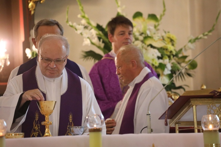 Ostatnie pożegnanie ks. kan. Władysława Urbańczyka w Rybarzowicach 