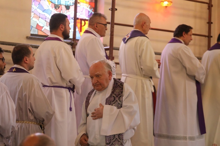 Ostatnie pożegnanie ks. kan. Władysława Urbańczyka w Rybarzowicach 