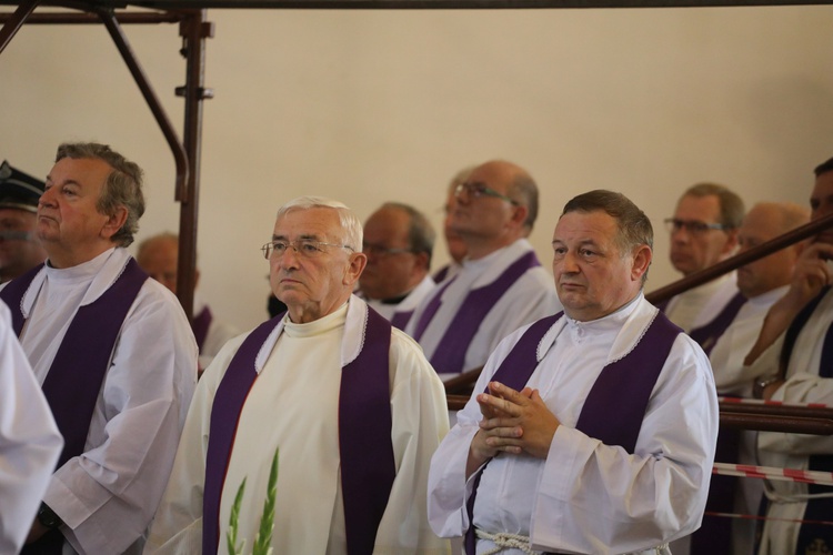 Ostatnie pożegnanie ks. kan. Władysława Urbańczyka w Rybarzowicach 