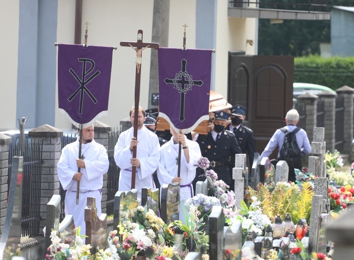 Ostatnie pożegnanie ks. kan. Władysława Urbańczyka w Rybarzowicach 