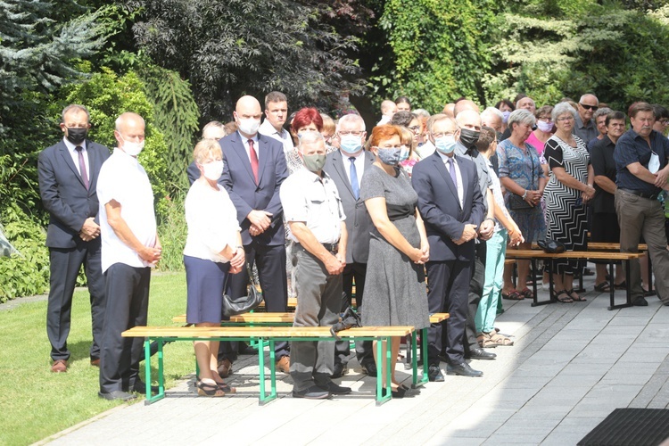 Ostatnie pożegnanie ks. kan. Władysława Urbańczyka w Rybarzowicach 