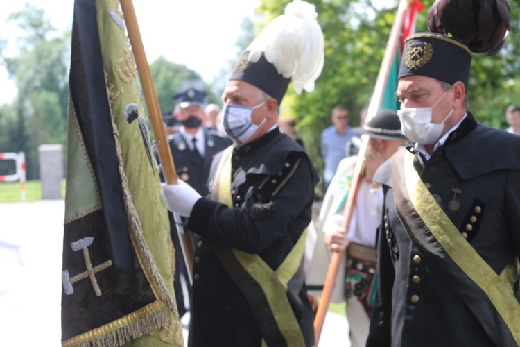 Ostatnie pożegnanie ks. kan. Władysława Urbańczyka w Rybarzowicach 