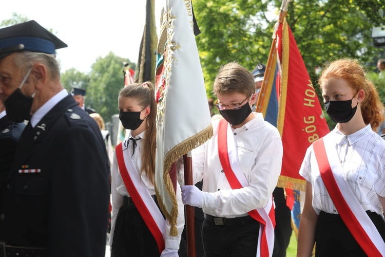 Ostatnie pożegnanie ks. kan. Władysława Urbańczyka w Rybarzowicach 