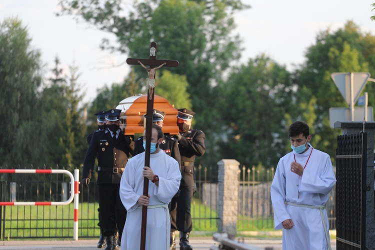 Ostatnie pożegnanie ks. kan. Władysława Urbańczyka w Rybarzowicach 