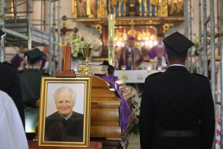 Ostatnie pożegnanie ks. kan. Władysława Urbańczyka w Rybarzowicach 