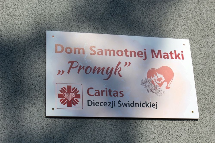 Poświęcenie Domu Samotnej Matki w Pieszycach