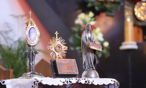 Modlitwom towarzyszyły relikwie św. Maksymiliana, w tym jego obozowy różaniec i miniaturowy kielich mszalny.