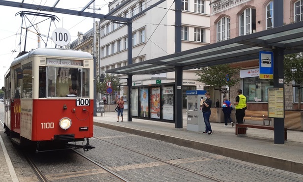 Katowice. W 100. rocznicę wybuchu II powstania śląskiego na ulice wyjechał tramwaj powstańczy