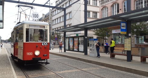 Katowice. W 100. rocznicę wybuchu II powstania śląskiego na ulice wyjechał tramwaj powstańczy