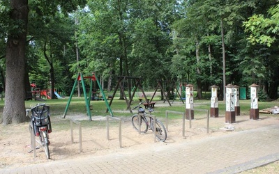 Kostki wiedzy i stojaki dla rowerów w niżańskim parku.