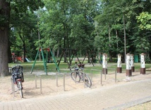 Kostki wiedzy i stojaki dla rowerów w niżańskim parku.