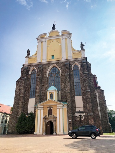 ▲	Kościół jest bardzo okazały, bo w rękach zakonników było ponad 8 tys. ha ziemi. Dlatego miejscem zainteresowały się najbardziej znane rody hrabiowskie Europy. 