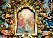 Bohaterką obrazu z ołtarza jest Najświętsza Maryja Panna.