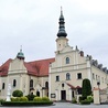 Barokowy kościół i klasztor wyglądają pięknie za dnia i podświetlone nocą.