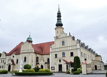 Barokowy kościół i klasztor wyglądają pięknie za dnia i podświetlone nocą.