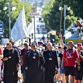 ▲	Na Jasną Górę z grupami z diecezji weszli też nauczyciele z „Warsztatów w Drodze” oraz ci pątnicy, księża i świeccy,  którzy przeszli całą trasę.