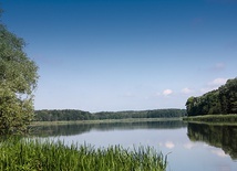 ▲	Zanim pojedziemy w inne części Polski, warto odkryć bogactwo naszego regionu. Na zdjęciu: jezioro Wędromierz k. Pszczewa.