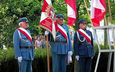 W podziękowaniu za krzewienie idei i czynów Józefa Piłsudskiego Zarząd Krajowego Związku Piłsudczyków przyznał miastu Elbląg Medal Stulecia Cudu nad Wisłą.