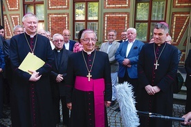 	Komunikat Stolicy Apostolskiej został odczytany w południe.