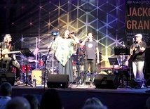 Aleksandra Nykiel z muzykami Fausystemu na scenie.