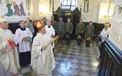 ▲	Płytę po Mszy św. poświęcili bp Piotr Turzyński (z lewej) i bp Henryk Tomasik.