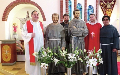 Ojciec Bogdan Pławecki (drugi z prawej) ze współbraćmi, błogosławionymi Zbigniewem i Michałem. 