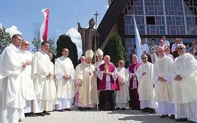 Uczestnicy obchodów 100. rocznicy urodzin św. Jana Pawła II.