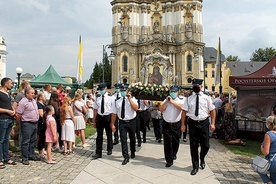 ▼	Procesja z ikoną Matki Bożej Łaskawej.