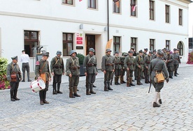 ▲	Defilada rekonstruktorów Armii Wielkopolskiej.