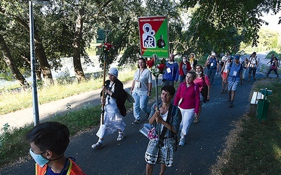 Przed wyjściem na szlak każdy miał mierzoną temperaturę ciała.  Tak będzie każdego dnia wędrowania,  czyli do 25 sierpnia,  kiedy to pielgrzmi dotrą na Jasną Górę.