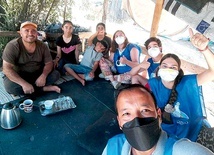 Europejczycy uczą młodych języka angielskiego i pomagają w przygotowaniu posiłków. Najbardziej liczą się jednak ich obecność i uśmiech.