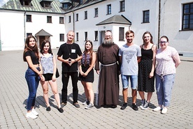 Uczestnicy na dziedzińcu klasztoru.