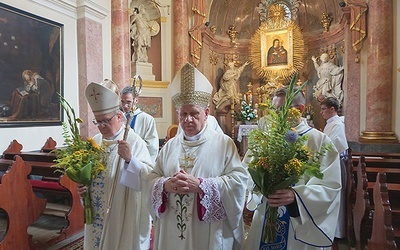 Biskup opolski Andrzej Czaja i biskup gliwicki Jan Kopiec po modlitwie w kaplicy Matki Bożej Pokornej.