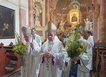 Biskup opolski Andrzej Czaja i biskup gliwicki Jan Kopiec po modlitwie w kaplicy Matki Bożej Pokornej.