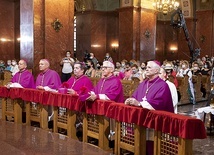 Modlitwa w bazylice przed wizerunkiem  Matki Bożej.