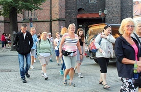 Pątnicy ruszają spod kościoła Wszystkich Świętych w Gliwicach.