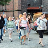 Pątnicy ruszają spod kościoła Wszystkich Świętych w Gliwicach.