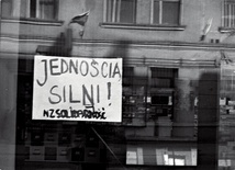 Plakaty, które rozwieszano nielegalnie we Wrocławiu, także wiele mówiły o wsparciu społeczeństwa dla strajkujących.