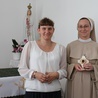 Natalia i s. Julia z relikwiami bł. ojca Antoniego Rewery w kaplicy domowej.