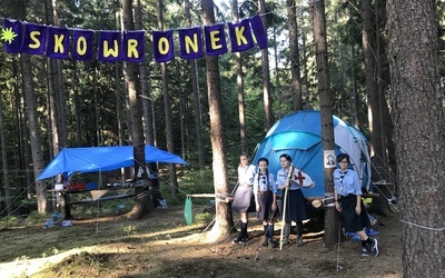 Harcerki na obozie