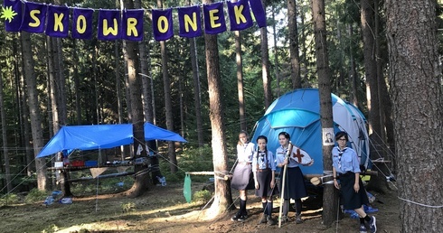 Harcerki na obozie