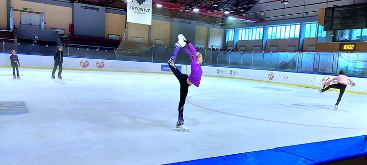 Trening zawodników Klubu Sportowego "EDGE" Skating Academy na Lodowisku Jantor Katowice