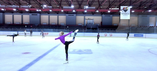Trening zawodników Klubu Sportowego "EDGE" Skating Academy na Lodowisku Jantor Katowice