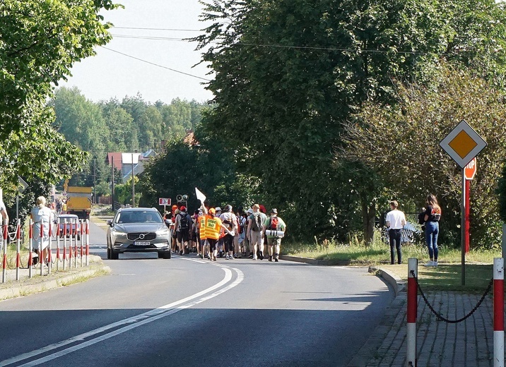 Piesza pielgrzymka na Jasną Górę - wyjście z Tworoga do Boronowa