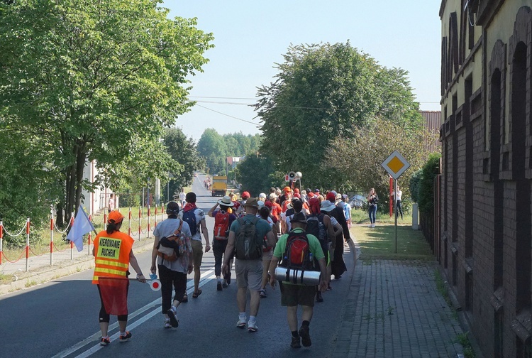 Piesza pielgrzymka na Jasną Górę - wyjście z Tworoga do Boronowa