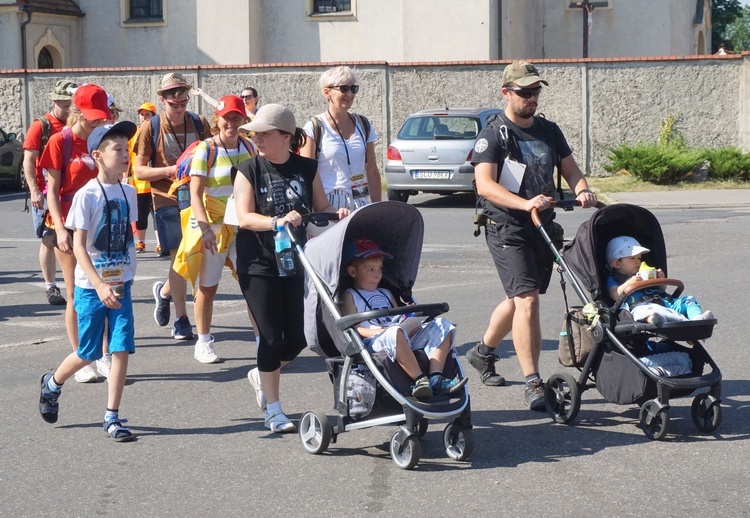 Piesza pielgrzymka na Jasną Górę - wyjście z Tworoga do Boronowa